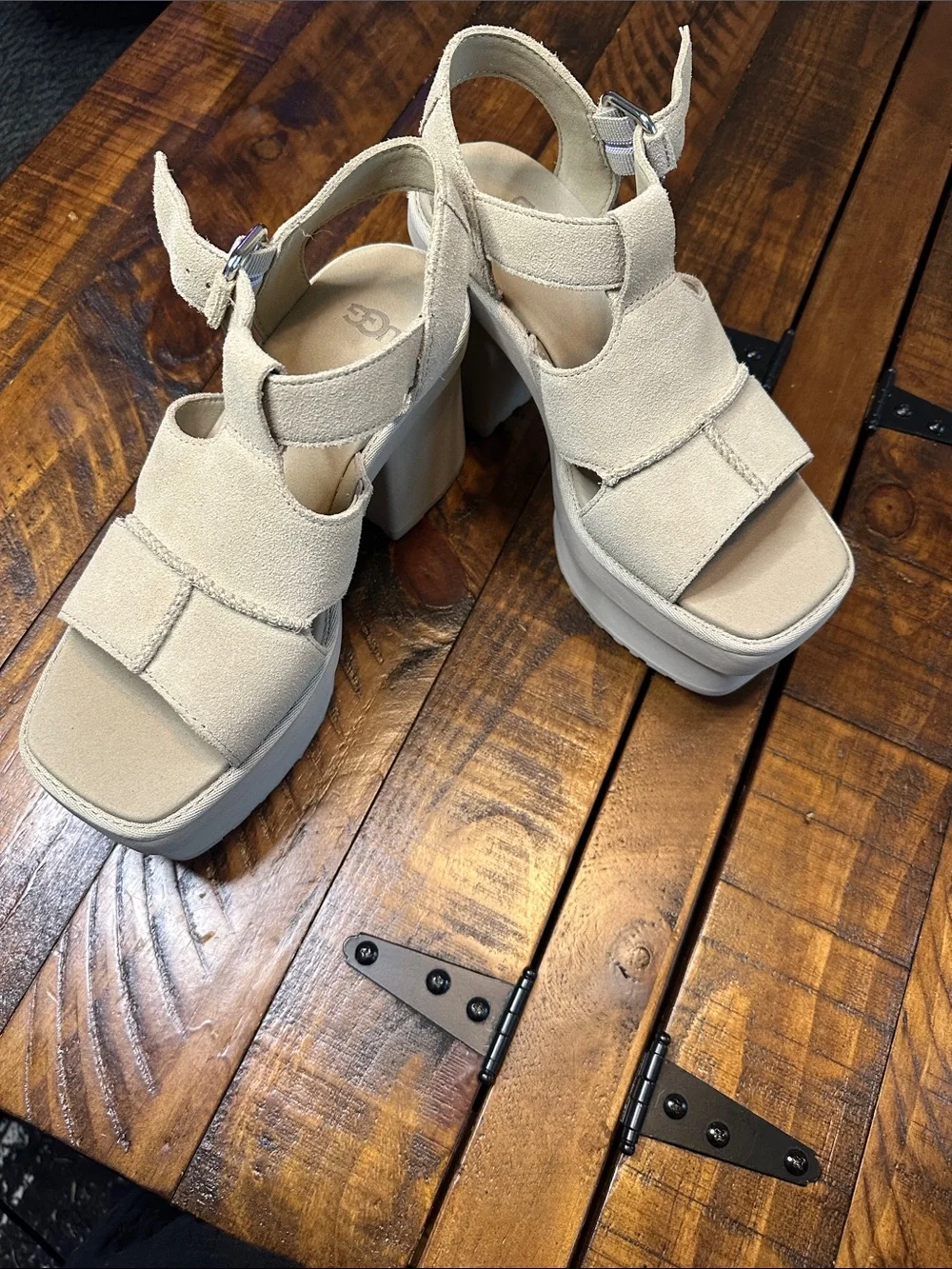 UGG New Heights Platform T-Strap Sandals Suede Beige NWOB 7.5
